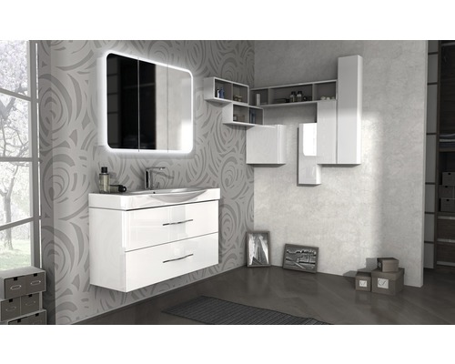 Modernes Badezimmer mit Waschtisch, Spiegelschrank mit Beleuchtung und Hängeschränken für ein ordentliches Ambiente