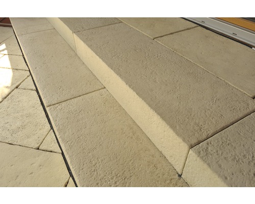 Nahaufnahme von Steinstufen im Außenbereich.