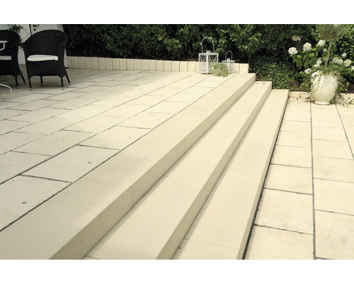 Terrasse mit Steinstufen und Gartenmöbeln