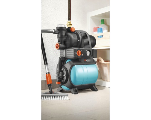 Gardena Hauswasserautomat zur Gartenbewässerung mit Anschlussrohr und Reinigungsbürste