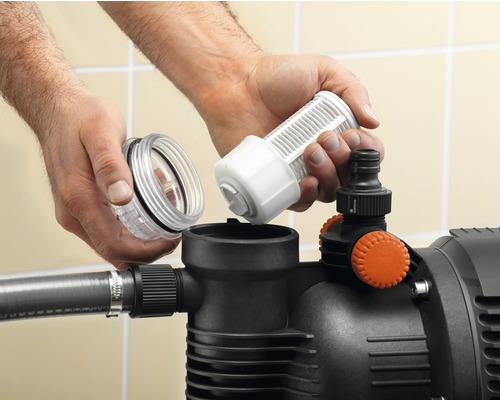 Person setzt einen Filter in eine Gartenpumpe ein