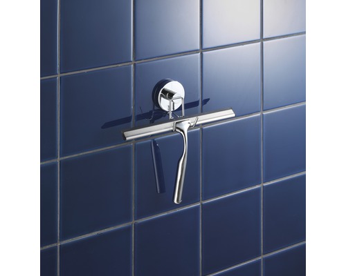 Duschabzieher mit Halterung an einer gefliesten Wand