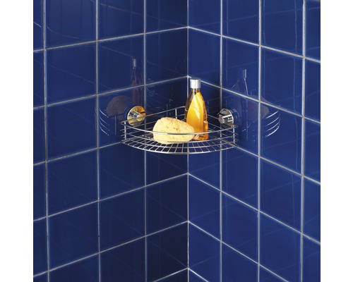 Eckregal aus Metall mit Schwamm und Duschgel im Badezimmer