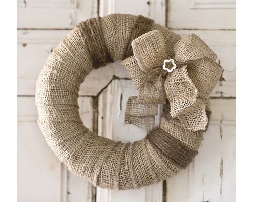 Dekorativer Türkranz mit Schleife und Blumenschmuck