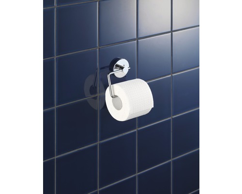 Toilettenpapierhalter mit Papierrolle an einer Wand