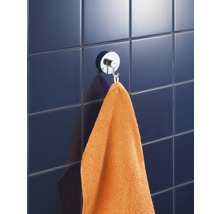 Handtuch an einem runden Handtuchhaken vor einer gefliesten Wand