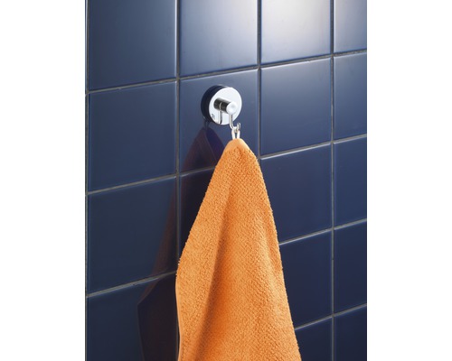 Handtuch an einem runden Handtuchhaken vor einer gefliesten Wand