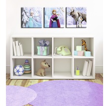 Dekorative Leinwand mit Figuren aus dem Film Die Eiskönigin über einem weißen Bücherregal in einem Kinderzimmer