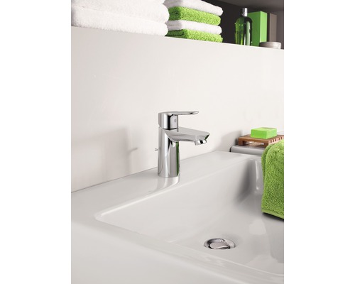 Modernes Badezimmer mit Waschtisch und Einhebelmischer