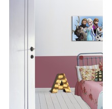 Kinderzimmer mit Leinwandbild, Bett und beleuchtetem Buchstaben