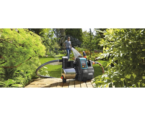 Garten mit Gartenpumpe und Rasensprenger