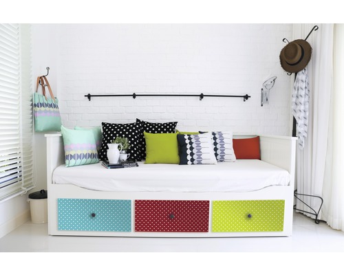 Helles Zimmer mit Tagesbett, Kissen und Dekoration