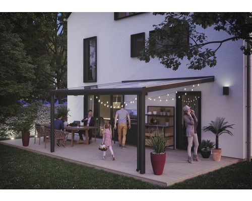 Terrassenüberdachung mit sitzenden Personen und Beleuchtung am Haus