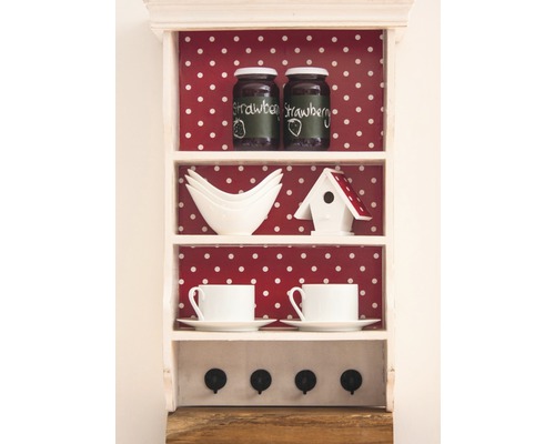 Regal mit Dekorationen wie Marmeladengläsern, Geschirr und einem Vogelhaus