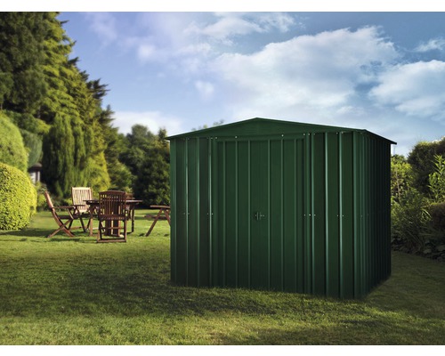 Garten mit Metallgeräteschuppen und Sitzgruppe