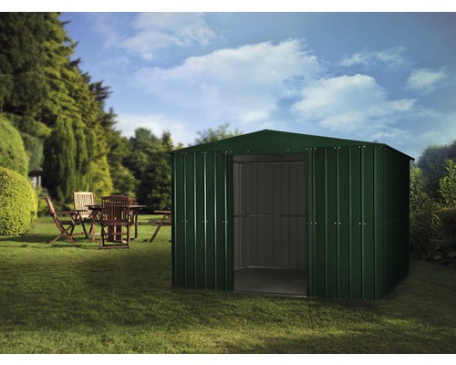 Metallgerätehaus GLOBEL Giebeldach 10x8 307 x 245 cm grün Garten Szene mit einem grünen Metall Gerätehaus mit geöffneten Türen