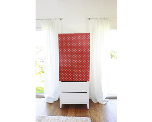 Schrank mit zwei Türen mit Punktmuster und zwei Schubladen in einem hellen Raum