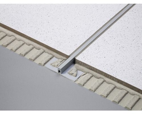 Detailansicht einer Metallschiene zur Befestigung einer Deckenplatte.