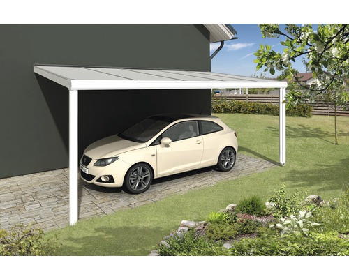 Carport mit Auto und Gartengestaltung