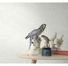 Dekorative Tapete mit Vogel-Skulpturen auf einem Tisch