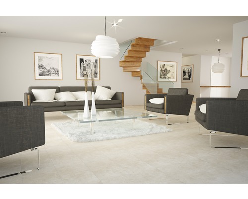 Helles Wohnzimmer mit Sofa, Sesseln, Glastisch und Holztreppe