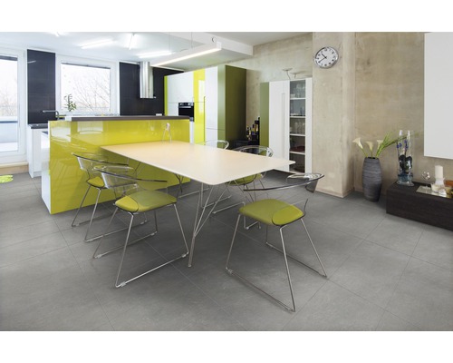 Modernes Esszimmer mit Tisch, Stühlen und Fliesenboden.