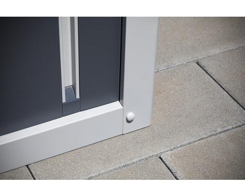 Detailansicht eines Metallschranks mit Tür und Rahmen