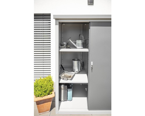 Gartenschrank mit Schiebetür und mehreren Regalen, befüllt mit Gartenzubehör und Grillutensilien