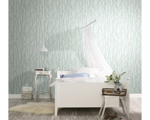 Helles Schlafzimmer mit weißem Bett, Nachttisch und gemusterter Tapete