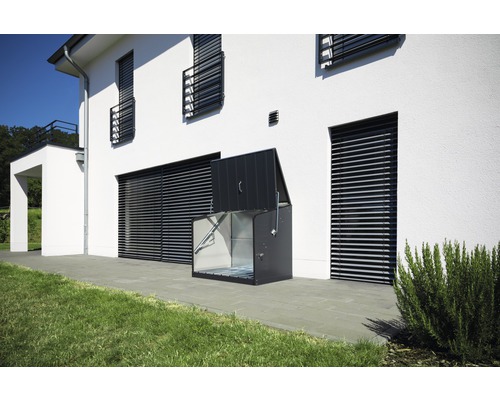 Mülltonnenbox vor einem Wohnhaus mit geöffnetem Deckel