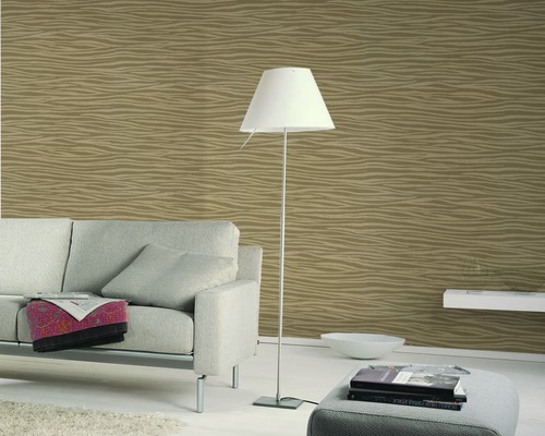 Wohnzimmer mit Sofa, Stehlampe und gemusterter Tapete