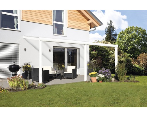 Überdachte Terrasse mit Gartenmöbeln und Grill vor einem Wohnhaus.