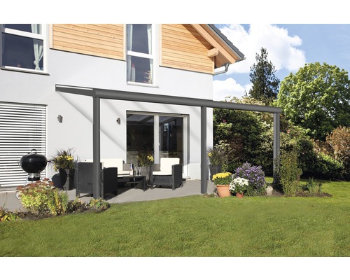 Terrassenüberdachung aus Aluminium mit Gartenmöbeln