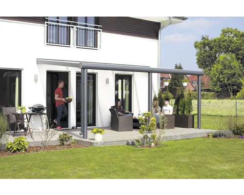 Terrasse mit Überdachung und sitzenden Personen im Gartenbereich eines Wohnhauses