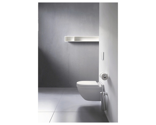 Modernes Badezimmer mit hängendem WC, Regal und Fliesenboden