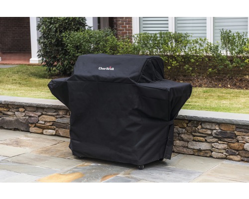 Abgedeckter Grill mit Char-Broil Logo im Außenbereich