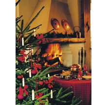 Weihnachtsbaum mit Dekoration, Beleuchtung und festlich gedecktem Tisch vor Kamin