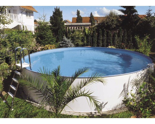 Rundes Schwimmbecken mit Leiter im Garten