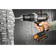 Akkubohrschrauber im Einsatz an einer Steinwand mit Worx Logo