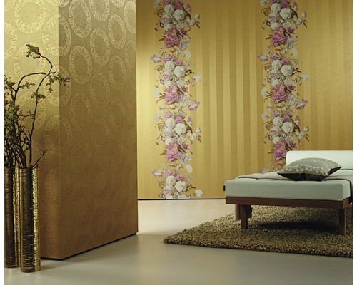 Dekoratives Wohnzimmer mit gemusterten Tapeten, Liege und Teppich