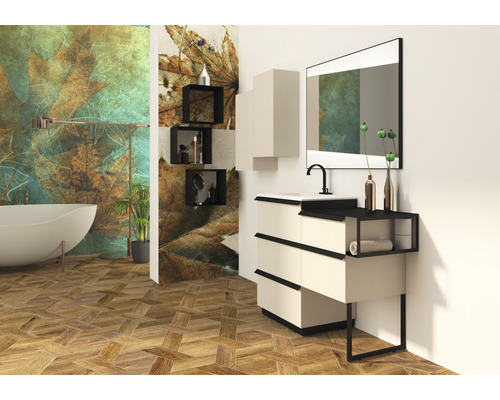 Modernes Badezimmer mit Badewanne, Waschtisch, Spiegel und Wandgestaltung mit Blattmotiven.