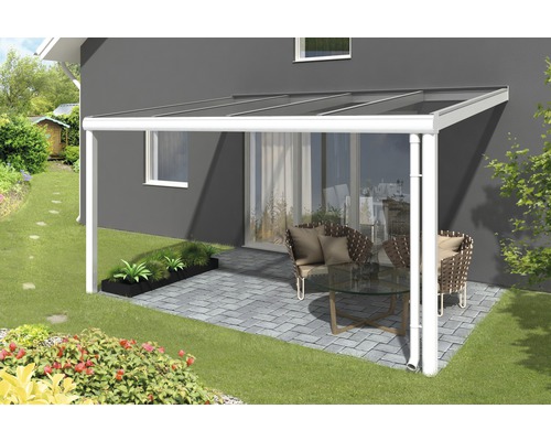 Terrassenüberdachung SKAN HOLZ Modena 434x257 cm weiß Terrassenüberdachung mit Sitzgruppe und Bepflanzung im Garten.