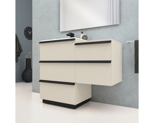 Badezimmer mit Waschtischunterschrank, Waschbecken und Spiegel