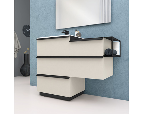 Badezimmer mit Waschtischunterschrank, Waschbecken, Spiegel und Accessoires