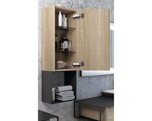 Offener Bad Spiegelschrank mit Regalen und Handtüchern