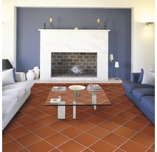 Wohnzimmer mit Terrakottafliesen, Couch und Kamin