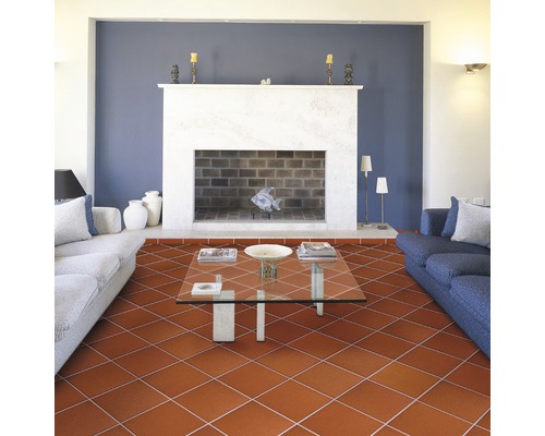 Wohnzimmer mit Terrakottafliesen, Couch und Kamin