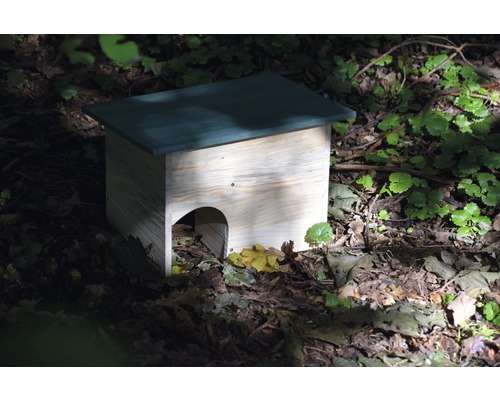 Holzhaus für Igel im Laub