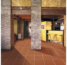 Innenraum mit Bodenfliesen, Backsteinsäulen und Holzbalken