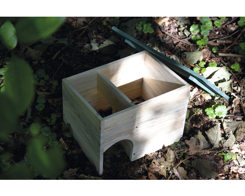 Holzhaus für Igel mit grünen Dachelementen im Garten